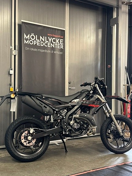Rieju MRT Supermotard Black Edition E5+ 2 of 6