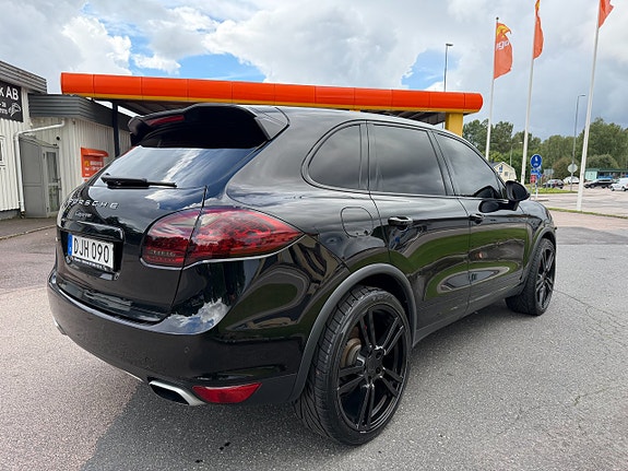 Porsche Cayenne 4 of 11