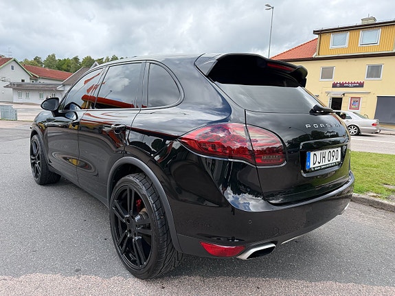 Porsche Cayenne 3 of 11