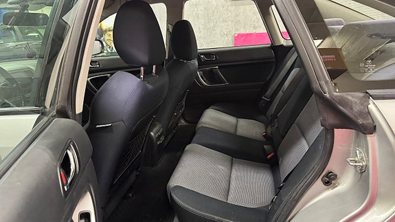 Subaru Legacy 7 of 20