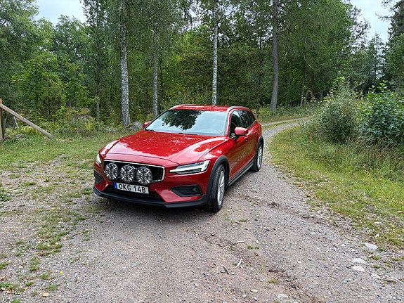 Volvo V60 Cross Country 2 of 7