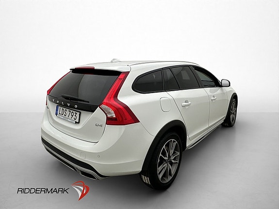 Volvo V60 Cross Country 8 of 30