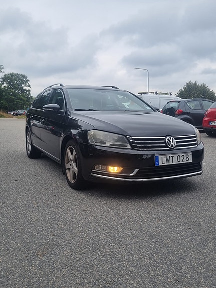 Volkswagen Passat 2 of 15