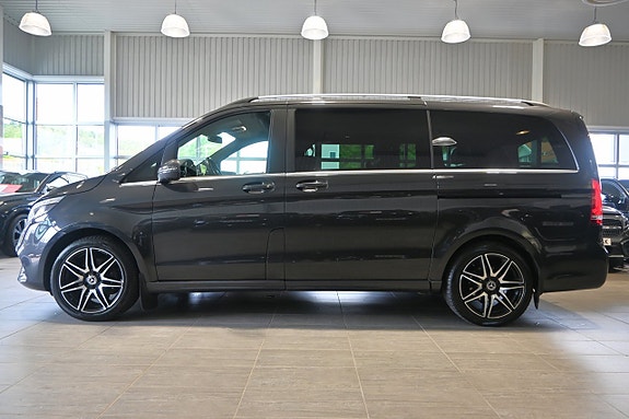Mercedes-Benz V300 2 of 30