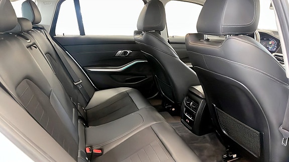 BMW 330e 5 of 11