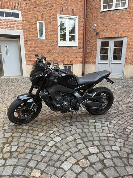 Yamaha MT-09 3 of 8