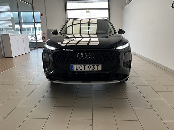 Audi Q3 2 of 17