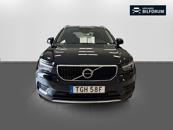 Volvo XC40 2 of 17
