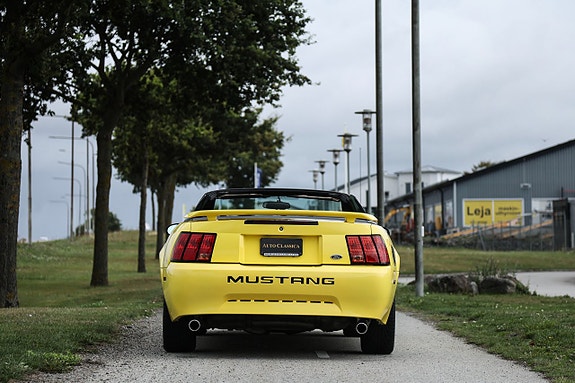 Ford Mustang 6 of 21