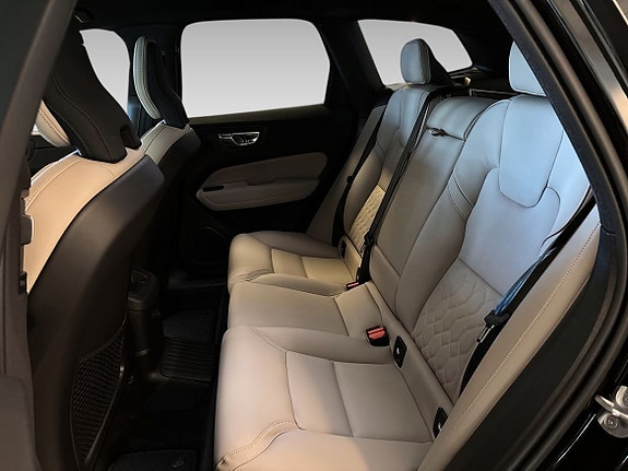 Volvo XC60 10 of 17