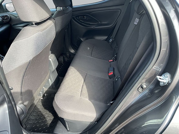 Toyota Yaris 9 of 12