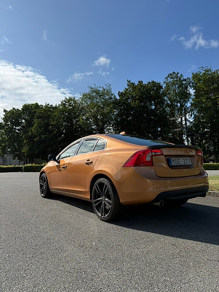 Volvo S60 2 of 4