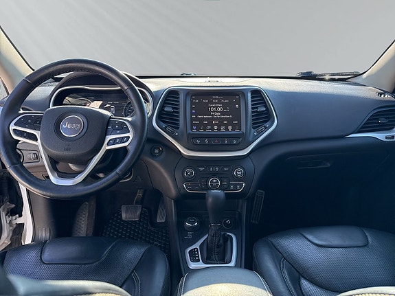 Jeep Cherokee 16 of 30