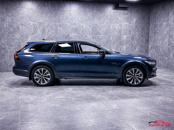 Volvo V90 Cross Country 2 of 27