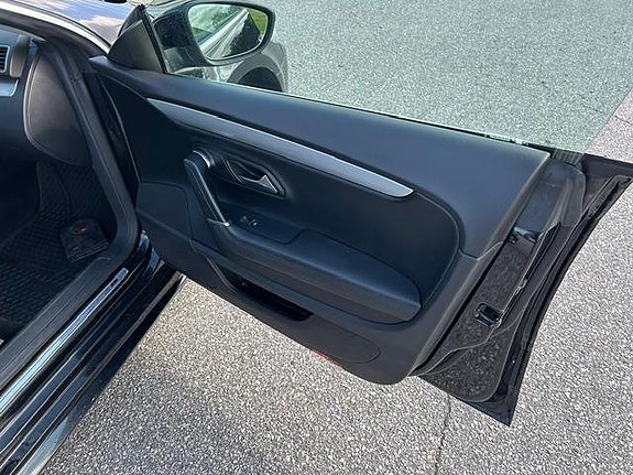 Volkswagen Passat CC 14 of 18