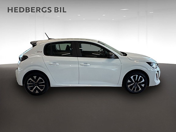 Peugeot 208 2 of 18