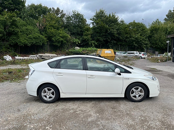 Toyota Prius 2 of 9
