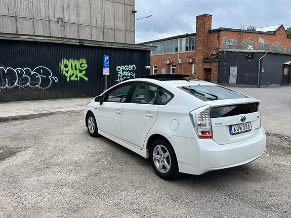 Toyota Prius 4 of 9