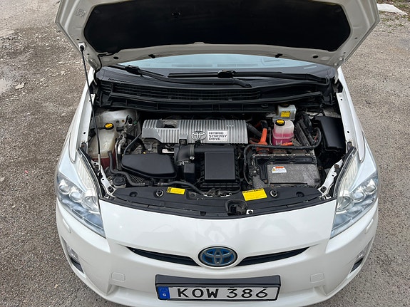 Toyota Prius 5 of 9