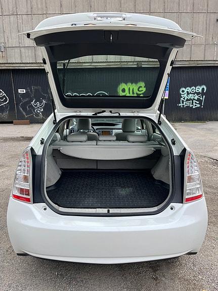 Toyota Prius 8 of 9