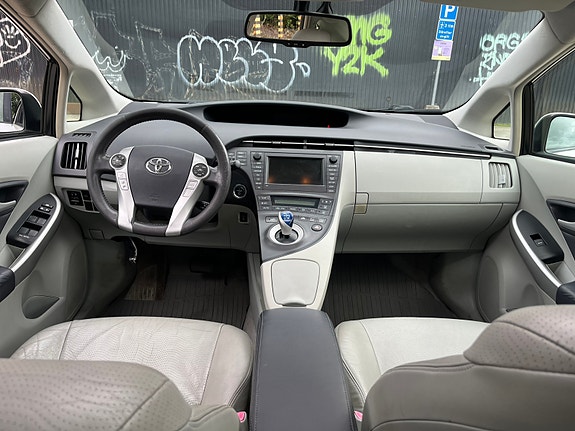 Toyota Prius 6 of 9