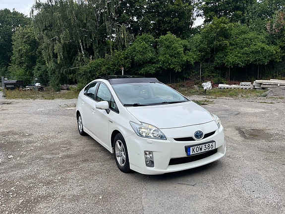 Toyota Prius 3 of 9