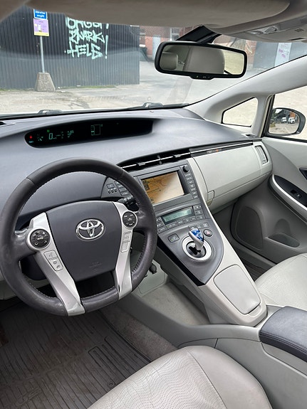 Toyota Prius 7 of 9
