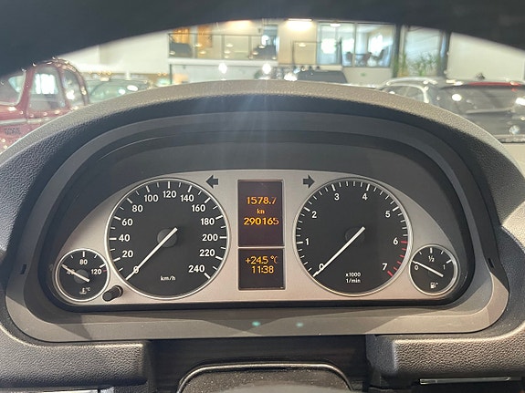 Mercedes-Benz B180 11 of 16