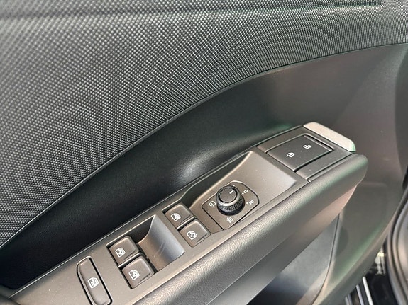 Volkswagen T-Roc 17 of 18