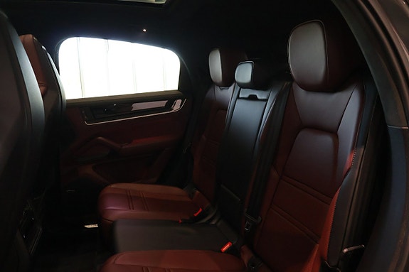 Porsche Cayenne 17 of 26