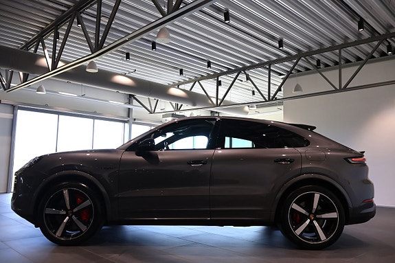 Porsche Cayenne 7 of 26