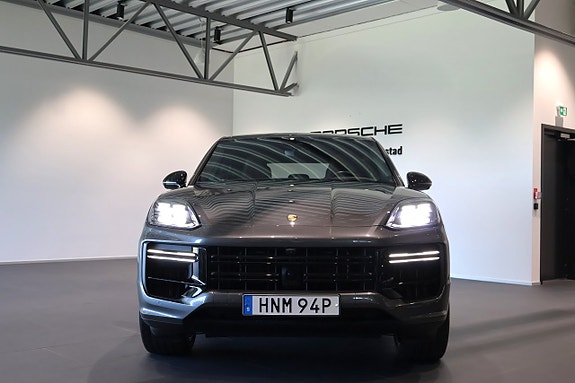 Porsche Cayenne 2 of 26