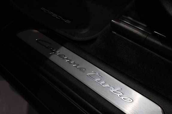 Porsche Cayenne 13 of 26