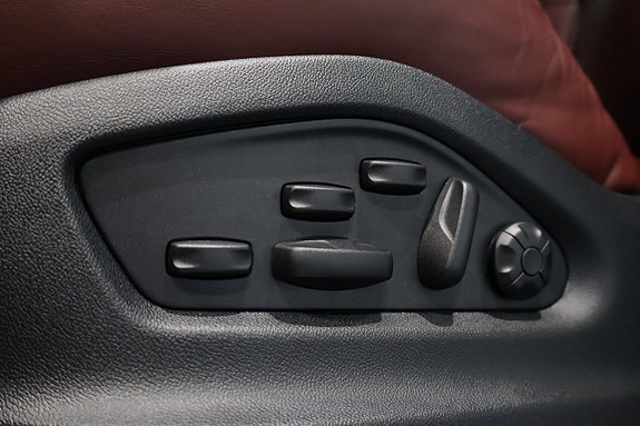 Porsche Cayenne 19 of 26