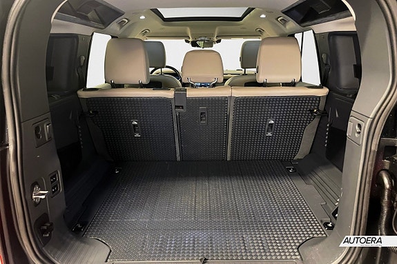 Land Rover Defender 110 23 of 30