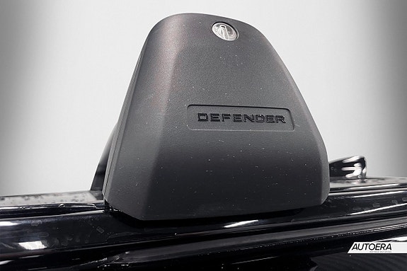 Land Rover Defender 110 25 of 30