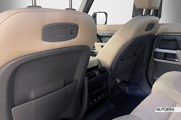 Land Rover Defender 110 21 of 30