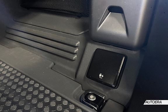 Land Rover Defender 110 24 of 30