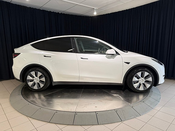 Tesla Model Y 7 of 25