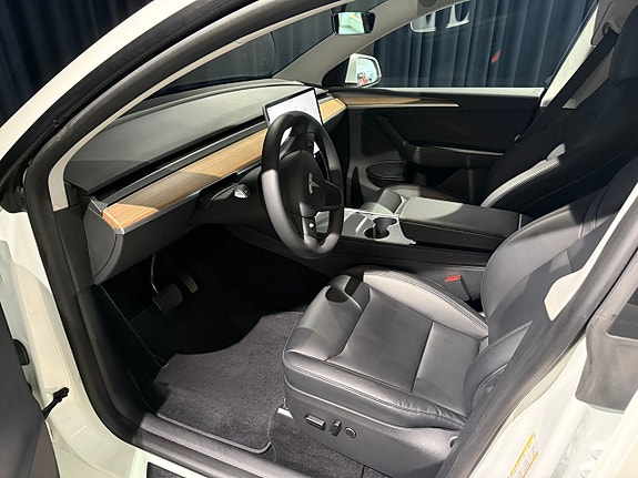 Tesla Model Y 11 of 25