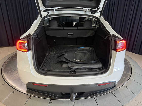 Tesla Model Y 9 of 25