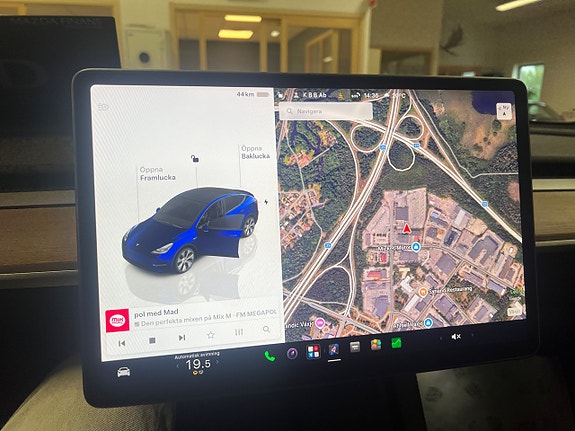 Tesla Model Y 23 of 25