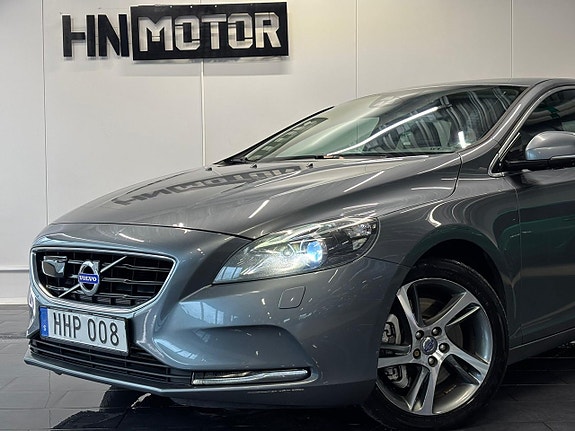 Volvo V40 2 of 28