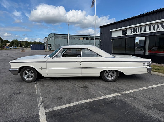 Ford Galaxie 8 of 18