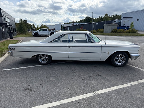 Ford Galaxie 4 of 17
