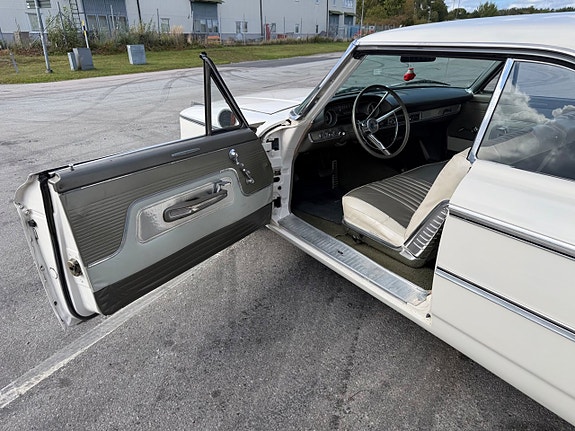 Ford Galaxie 8 of 17