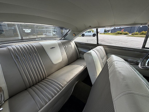 Ford Galaxie 13 of 17