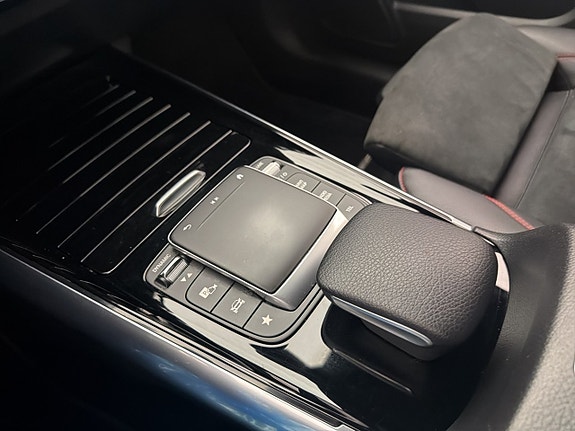 Mercedes-Benz GLA250 e 24 of 26