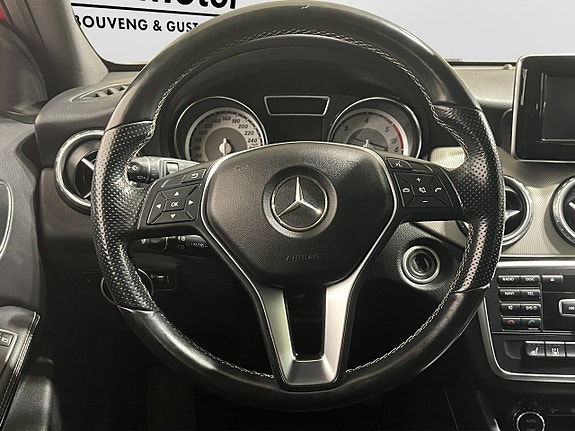 Mercedes-Benz GLA200 13 of 18