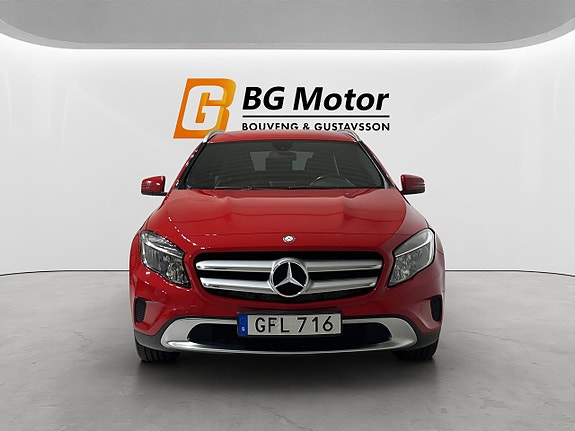 Mercedes-Benz GLA200 2 of 18